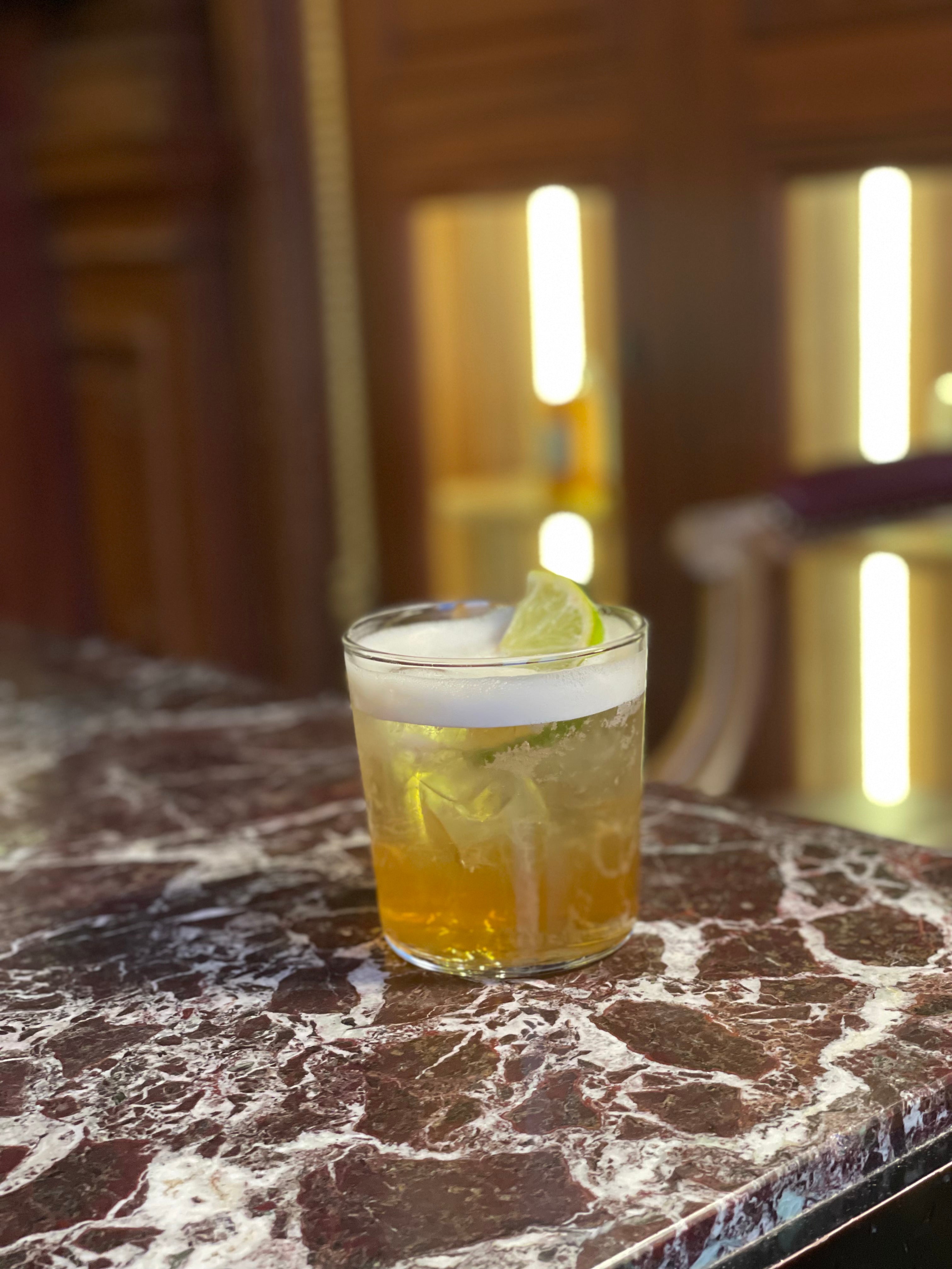 Recette de cocktail sans alcool à base de l’épice phare de l’hiver, la cannelle. Le Cinnamon Spark est le cocktail réconfortant par excellence pour les soirées d’hiver.