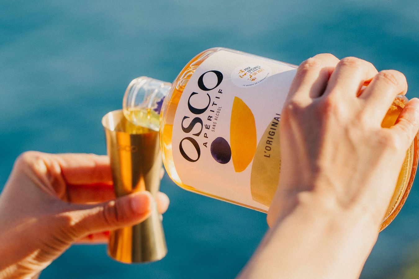 OSCO l'Original, un apéritif sans alcool aux notes fraîches et herbacées avec une belle amertume de gentiane pour le siroter lentement en cocktail sans alcool. Un vrai voyage sous le soleil du Midi !