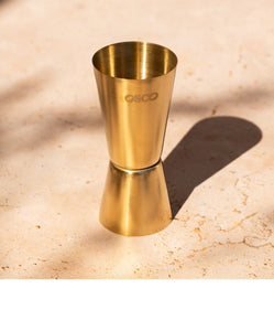 Préparez vos cocktails avec ce verre doseur en acier inoxydable doré et gravé OSCO. Avec ses 2 mesures, 25 et 50ml, vous pourrez servir tous vos cocktails à la perfection !
