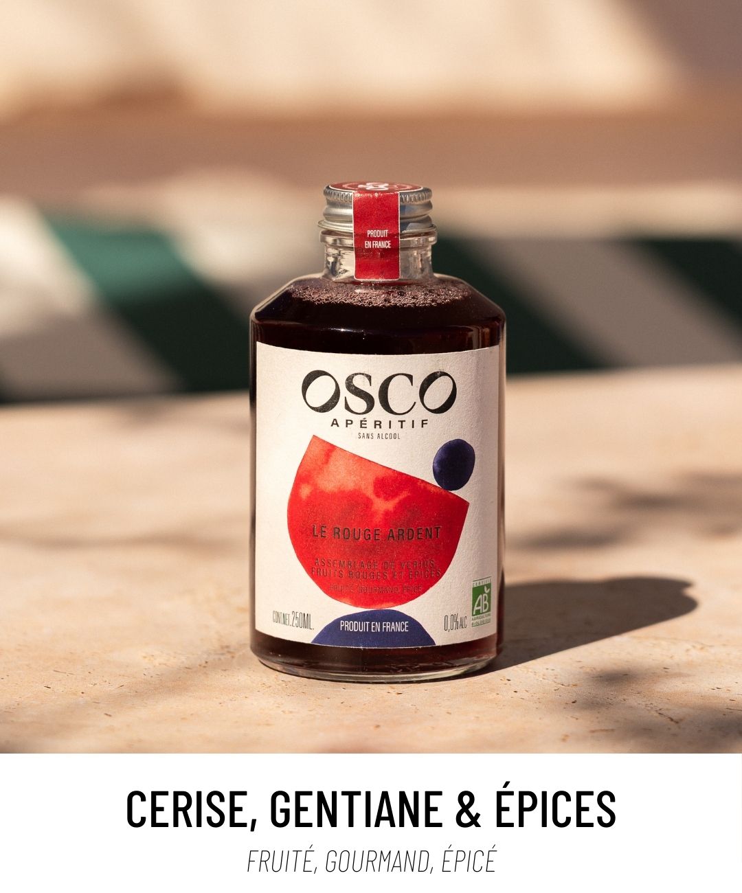 Découvrez OSCO Le Rouge Ardent, un apéritif sans alcool de caractère. Tout simplement en OSCO tonic ou en une infinité de cocktails sans alcool !