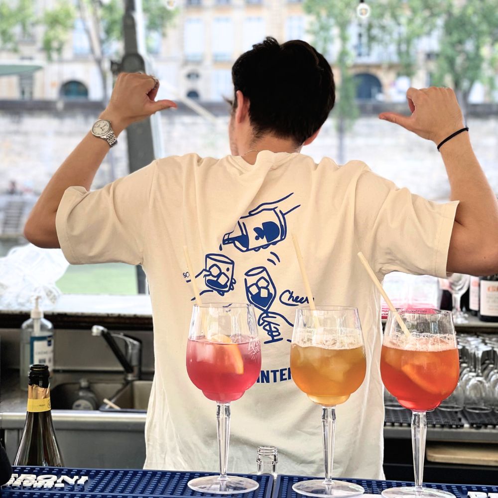 Les T-shirts OSCO pour tout le staff des Maquereaux cet été. OSCO Spritz sans alcool, OSCO tonic et Sunny Spritz ont régalés les convives de cette péniche tout l'été. Vive les apéros sans alcool !