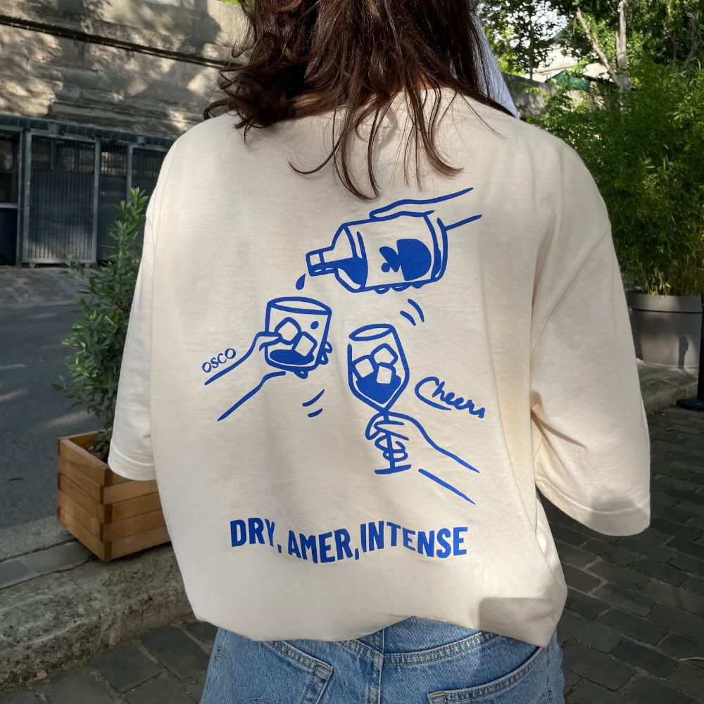 DRY, AMER, INTENSE. OSCO, un apéritif sans alcool qui a du caractère et le brandit haut et fort. Portez nos t-shirts pour affirmer votre caractère ;)