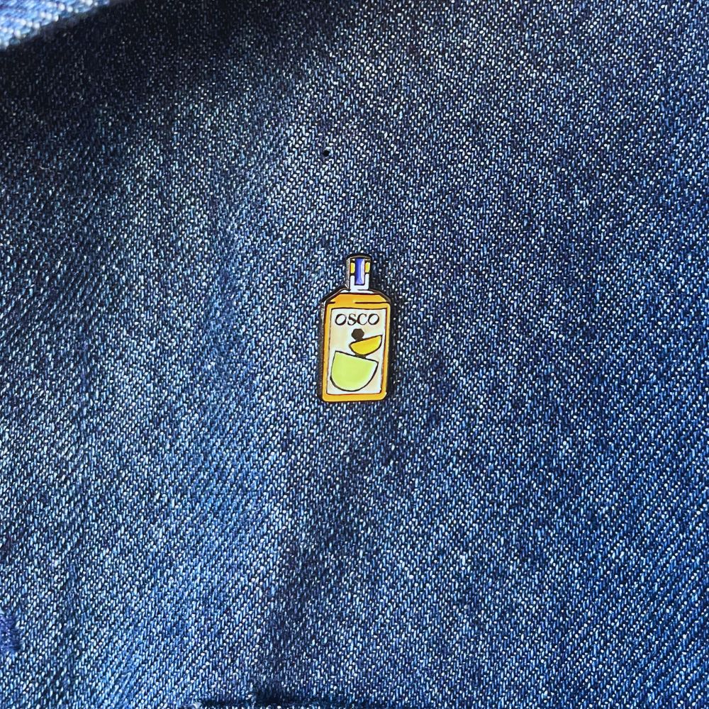 La bouteille iconique des apéritifs sans alcool OSCO enfin disponible en  pins ! Drink good, look good