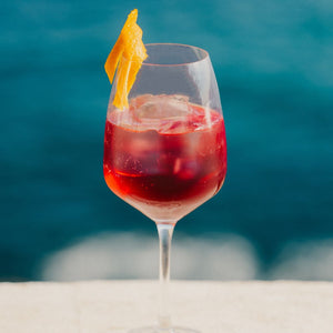 Tous les plaisirs d'un cocktail sans alcool, mais sans une goutte d'alcool ! Laissez-vous tenter par OSCO, un apéritif aux saveurs uniques et de caractère !