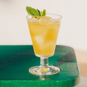 Le Sunny Spritz, un spritz sans alcool divin : OSCO L'Original bio & sodas fleur de sureau. Une recette de cocktail sans alcool exquise inspirée de la célèbre Mauresque.
