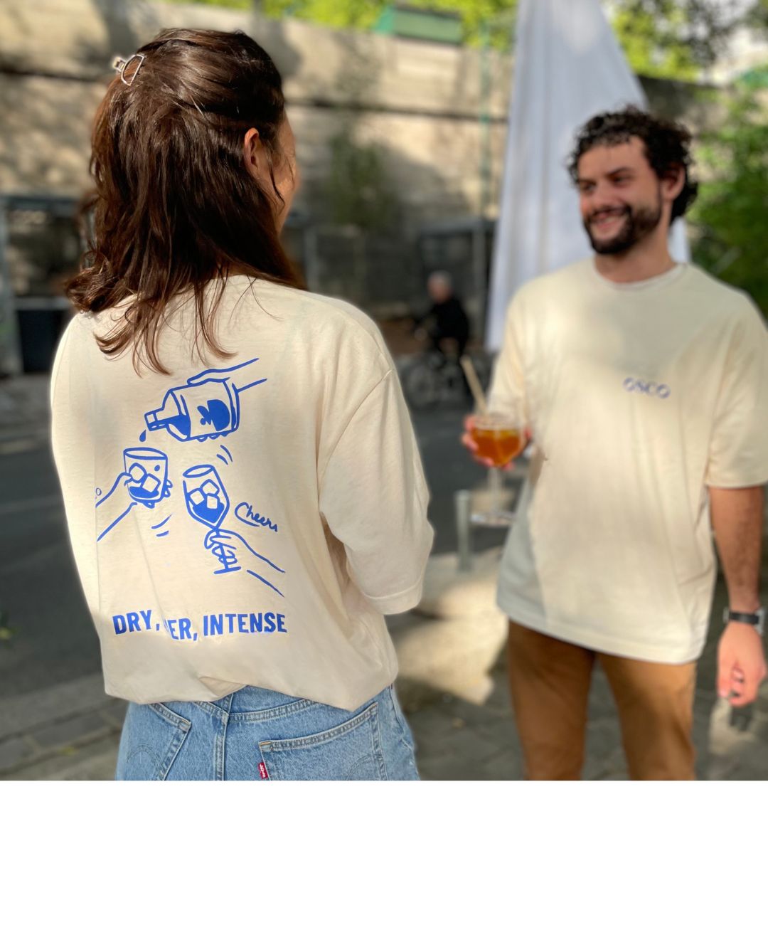 Nos t-shirts OSCO sont arrivés ! Leur bleu azur méditerranéen et l'illustration de l'apéro sans alcool OSCO, vous ferons craquer.