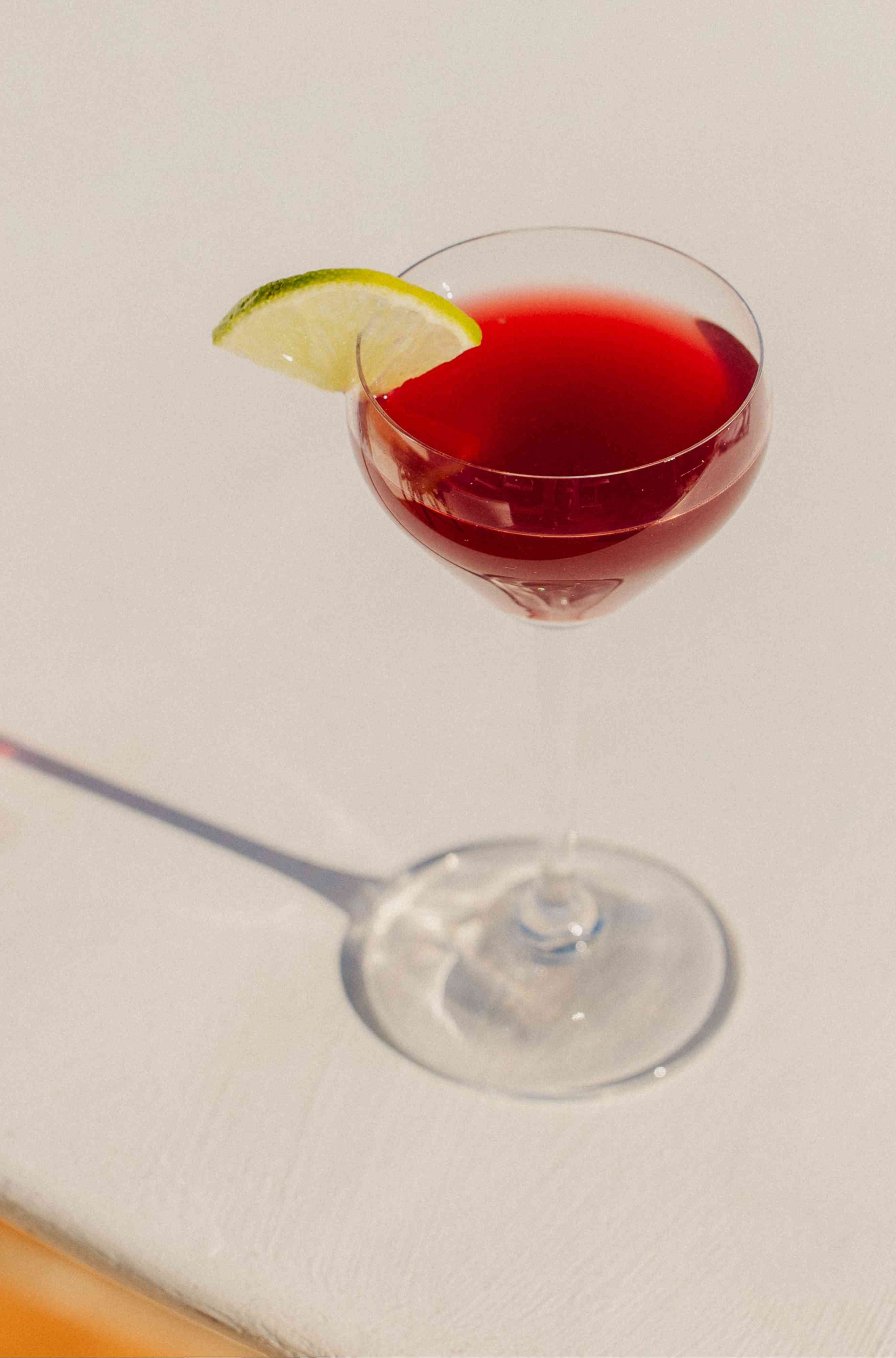 Saviez-vous que le Cosmopolitan a été créé pour féminiser les bars ? OSCO le réinvente en cocktail sans alcool pour enrichir l’offre de mocktails gourmands.