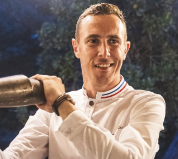Portrait de Jérémy Laulihé, Meilleur Ouvrier de France Barman 2023, témoignant de la complexité aromatique d’OSCO