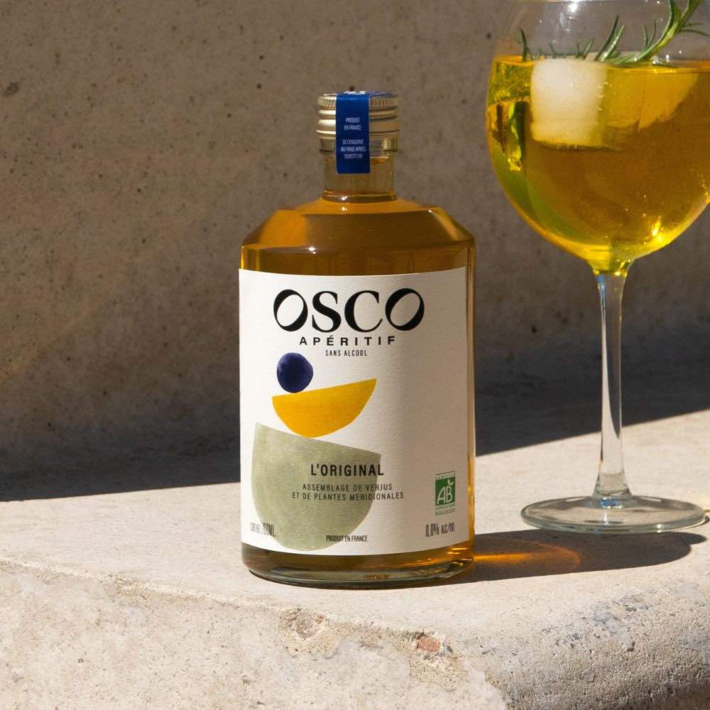 OSCO Le Rouge Ardent, apéritif sans alcool aux notes fruitées et épicées. Des saveurs intenses et délicates inspirées du Sud Ouest, relevées par l’éclat des épices.
