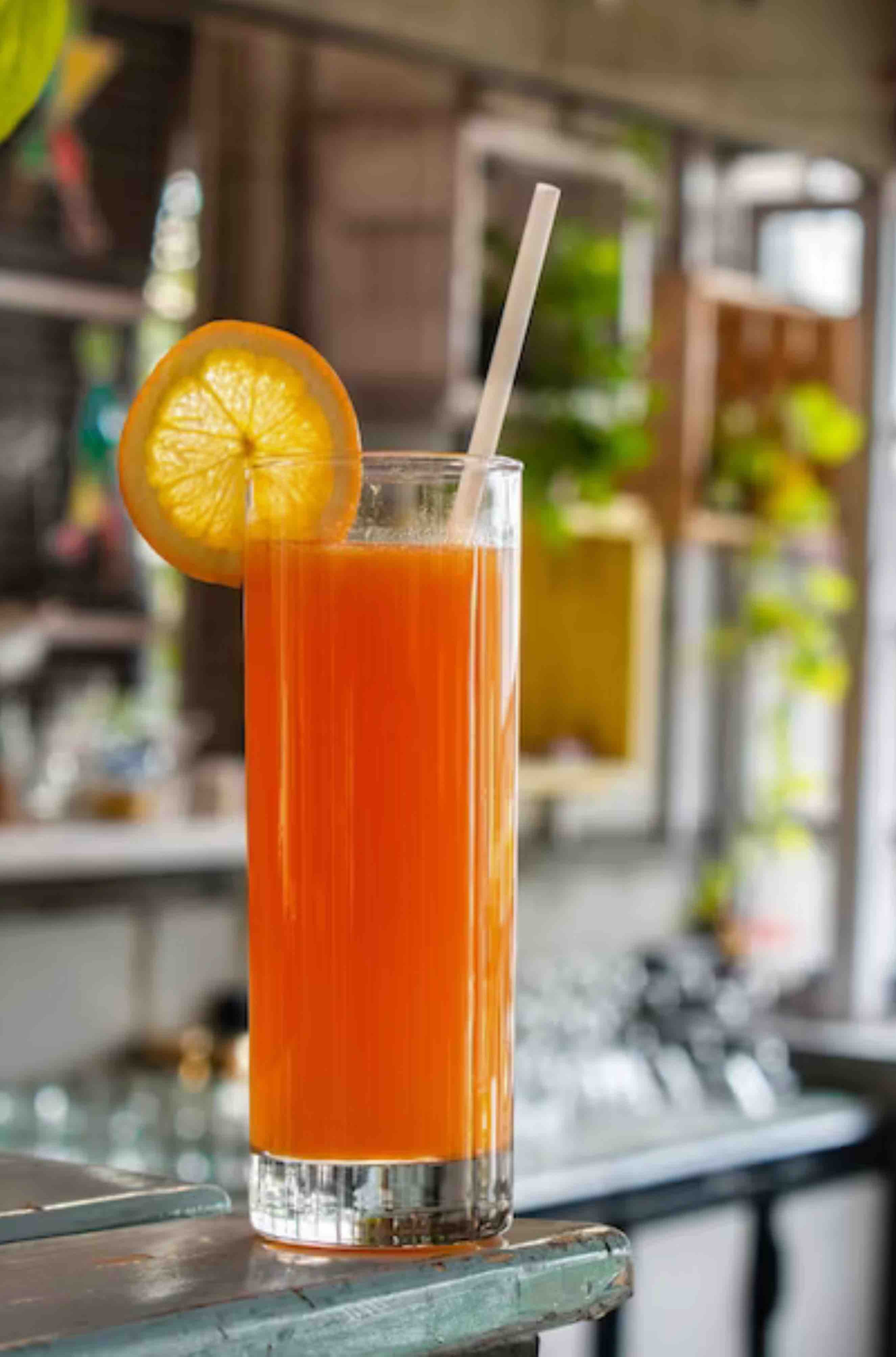 Bugs Bunny, cocktail sans alcool pour Halloween ! Le Rouge Ardent se mêle à jus de carotte, pomme, orange et curcuma pour une boisson tonifiante.
